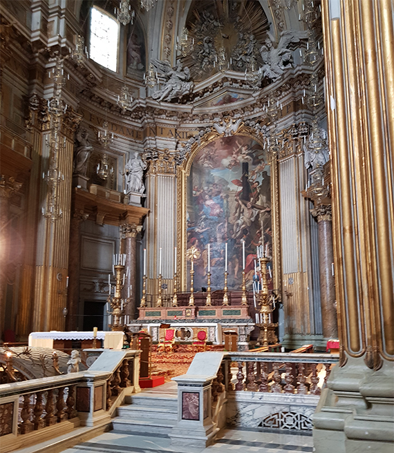 Blick in die Apsis der Kirche Santi Apostoli, in der die Überreste der beiden Apostel verwahrt wurden. Zu sehen ist der Aufgang zur Apsis sowie der Altar.