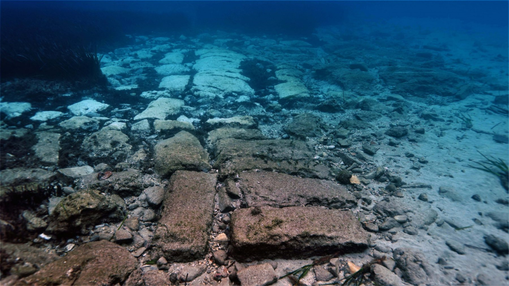 Ansicht einer Struktur unter Wasser, möglicherweise einer Mauer oder eines Kais, südlich von Poros, in Olous..