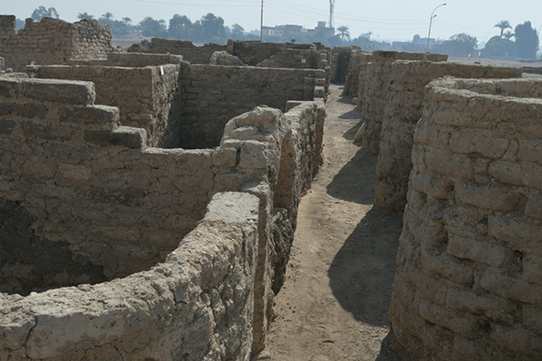 Überreste von Steinmauern der Stadt