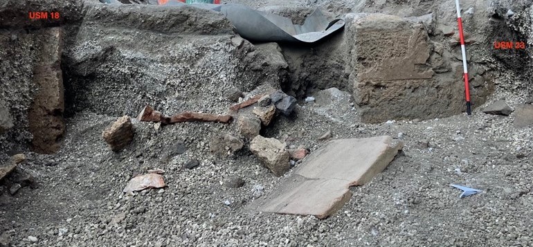 Notgrabung in Pompeji: Zu sehen sind die gefundenen Kalksteinblöcke., die teilweise freigelegt wurden.