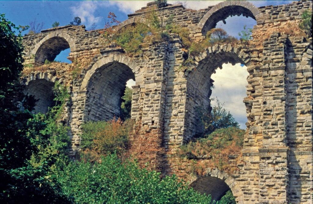 Aquädukte waren die Wasserkanäle die das römische Reich mit Wasser versorgten. Hier zu sehen ist die Kursunlugerme Brücke