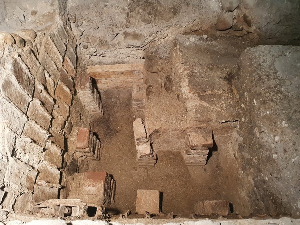 Heizungsanlagen im Boden und an den Wänden, die während der Ausgrabungen zutage kamen (©Soprintendenza ABAP Verona)