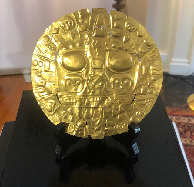 Die sog. "Echenique Disc" zeigt ein stilisiertes Gesicht, das aus verschiedenen geometrischen und abstrakten Formen besteht und aus einem Goldblech herausgearbeitet wurde.