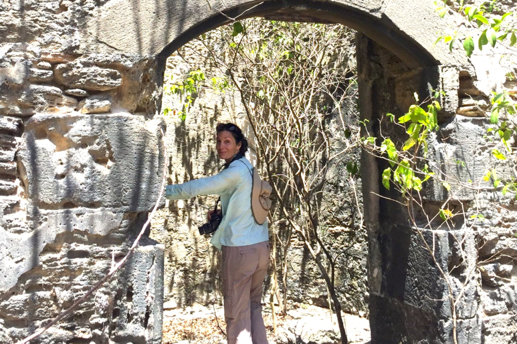 Giovas bei den historischen Ruinen in der Karibik. Sie stellt sich gegen die Annahme kannibalischer Kariben.