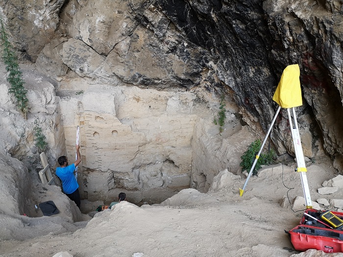 Geologe bei der Arbeit in der Sel'ungur Höhle in Kirgisistan, Quelle: Maciej Krajcarz, Ph. Geologe bei der Arbeit in der Sel'ungur-Höhle in Kirgisistan.