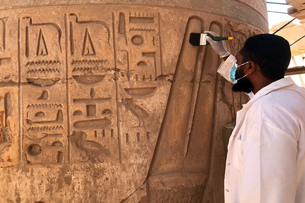 Ein Team der Universität von Luxor und des Instituts für Restaurierung arbeiten an der großen Säulenhalle in Karnak.