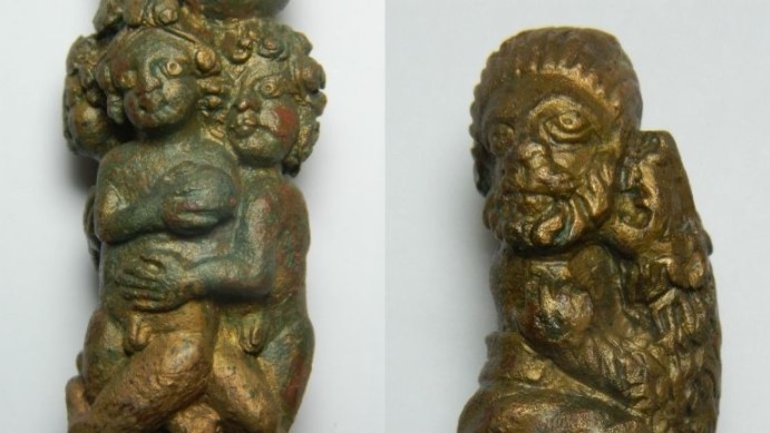 Detailaufnahme des römischen Schlüsselgriffs. Ein Löwe attackiert eine Person.