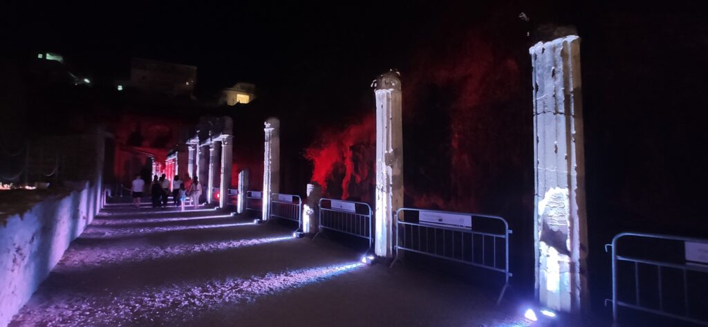 Herculaneum in der Nacht erleben.