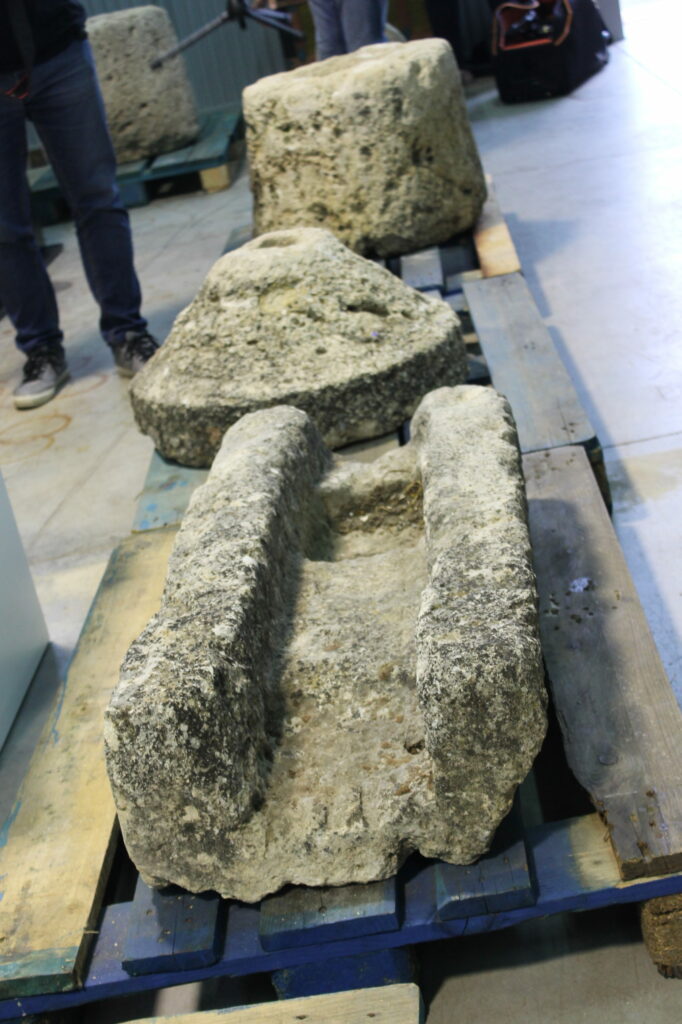 Drei Fragmente der Ölmühle, die an das Archäologische Museum von Lucena gegeben wurden.