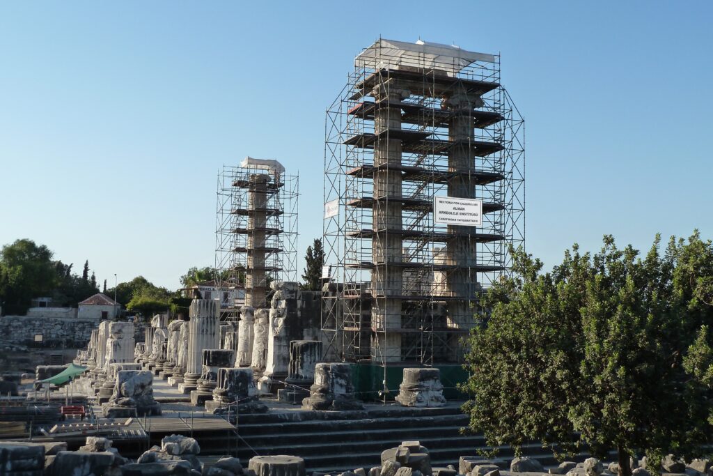 Das Foto zeigt die drei eingerüsteten Säulen des Apollontempels in Didyma. Die Gerüste bedecken jeweils die ganze Säule.