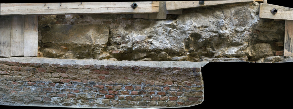 Fundamente des östlichen Torturms der porta decumana und darunter Seitenwand des Ziegelkanals aus dem 19. Jahrhundert