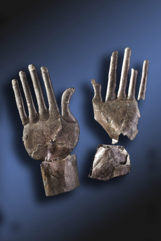 Hände aus Silber, die u.a. Namensgeber für die Ausstellung "Löwen - Sphingen - Silberhände" sind. 