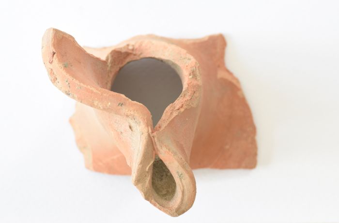 Fragment eines Gefäßes, dass zum Küchengeschirr gehört. erhalten ist der Ausguss sowie ein Teil der Öffnung und der Hals.