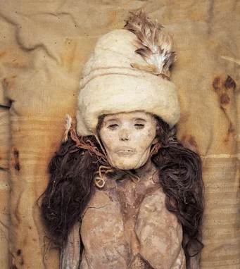 Die Mumie ist in einem guten Zustand. Erhalten haben sich unter anderem die langen Haare sowie die Mütze aus einem weißen Gewebe und einem Schmuck aus Federn.