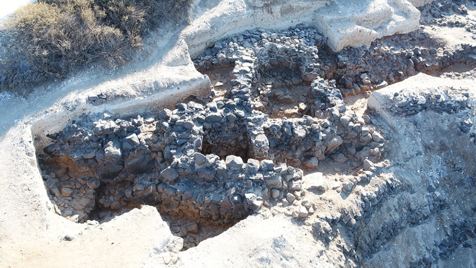 Nahaufnahme des gewölbten Gebäudes in Koimisi, von dem ebenfalls noch Mauerzüge erhalten sind.