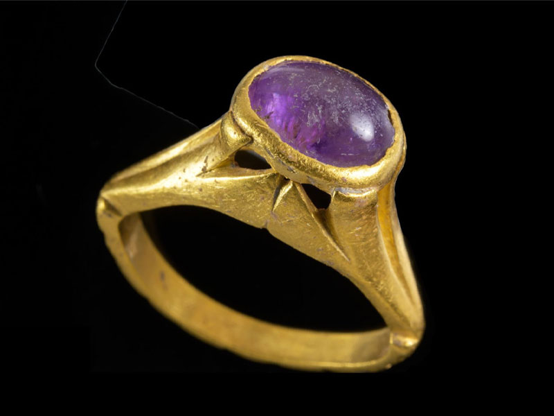 Fotografie des Goldrings aus Yavne. Der Ring ist schmal. Die Einfassung des Steins besteht aus einem dünnen Stück Gold.