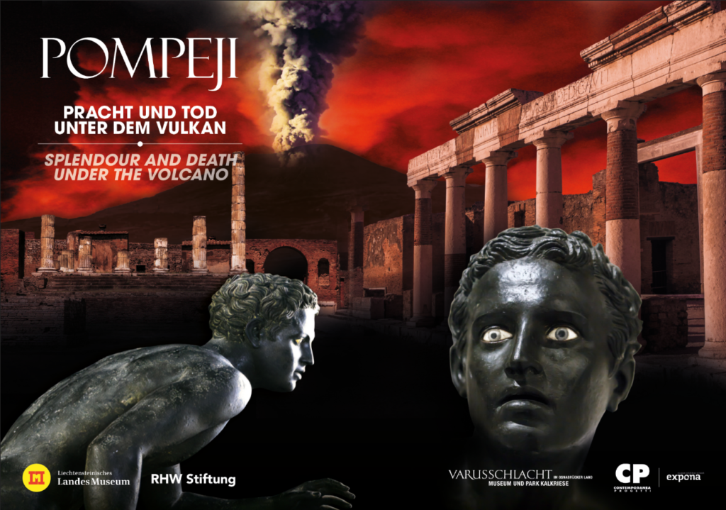 Das Plakat der Sonderausstellung "Pompeji - Pracht und Tod unter dem Vulkan" zeigt im Vordergrund zwei männliche jugendliche Bronzen. Eine Bronze, von der nur der Kopf abgebildet ist, schaut mit weit aufgerissenen Augen den Betrachter an. Die andere Bronze, bei der es sich um einen Läufer handelt, ist im Profil zu sehen und scheint wegzulaufen. Im Hintergrund sind die Ruinen von Pompeji zu sehen hinter denen sich der rauchende Vesuv erhebt. Der Himmel ist rot verfärbt und verleiht dem Plakat eine düstere Stimmung.