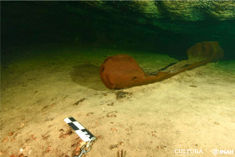 Unterwasseraufnahme: Das Kanu liegt auf dem sandigen Boden der Cenote. Die Sitzfläche ist mit Sand bedeckt.