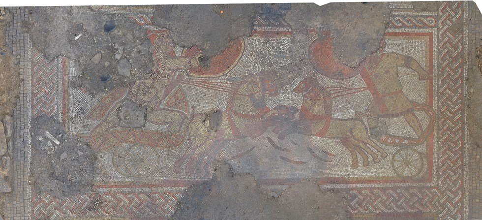 Das untere Feld des Mosaiks, das in Rutland gefunden wurde, zeigt Achilles und Hektor, beide in einer Biga - einem Streitwagen, der von zwei Pferden gezogen wird - stehend. Beide halten ein Schwert und einen Schild und fahren aufeinander zu. Achilles ist nackt, Hektor trägt eine knielange Tunika.