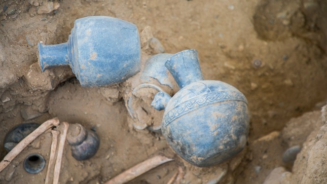 Miniatur-Keramikgefäße aus der archäologischen Zone Chan Chan, die in den Gräbern gefunden wurden. Eins der Gefäße weist ein einfaches Band als Verzierung auf, dass um den Bauch des Gefäßes verläuft.