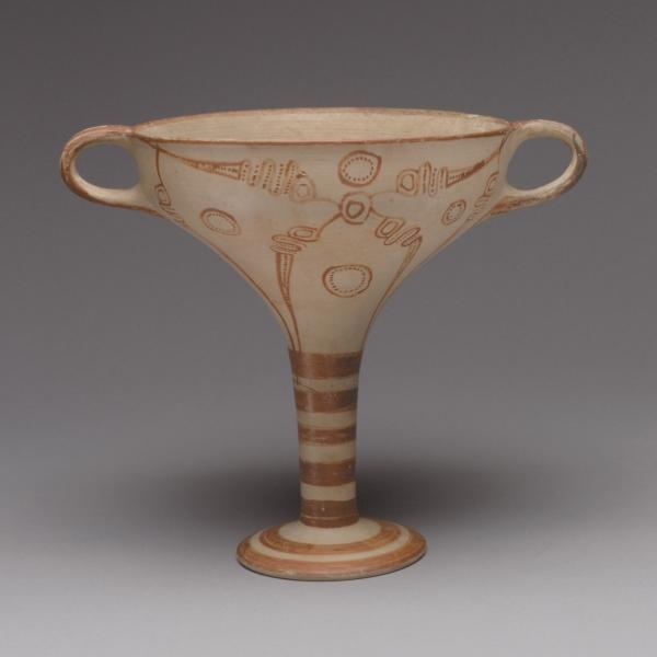 Die Keramik ist mit geometrischen Mustern verziert. Sie hat einen hohen, langen Fuß und zwei Henkel an den Seiten und erinnert in ihrer Form her an einen Kelch.