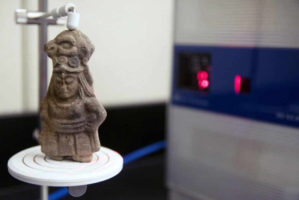 Zu sehen ist eine weibliche Statuette der Maya, die von einem 3D-Scan erfasst wird.