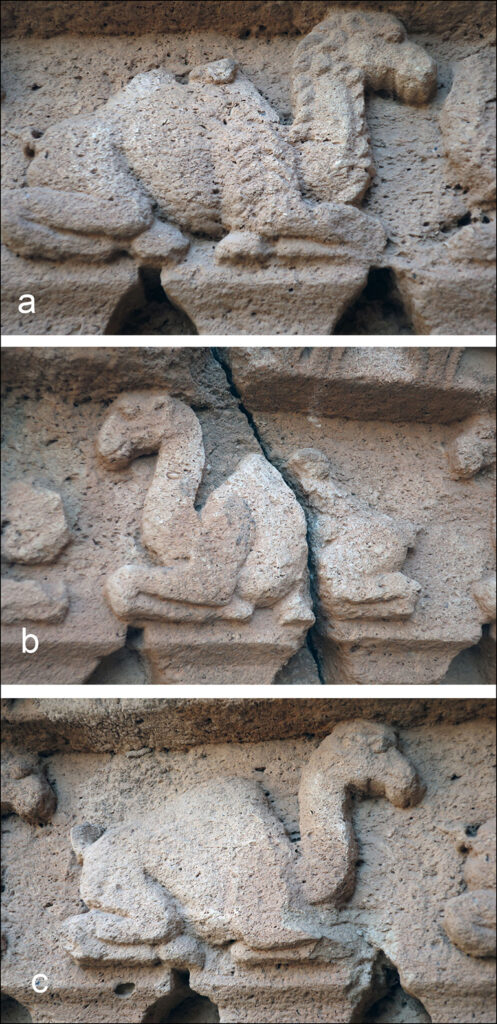 Bildfelder a) und b) zeigen jeweils ein Kamel, bei denen es sich wohl um Kamelhybriden handelt, c) zeigt ein Dromedar.