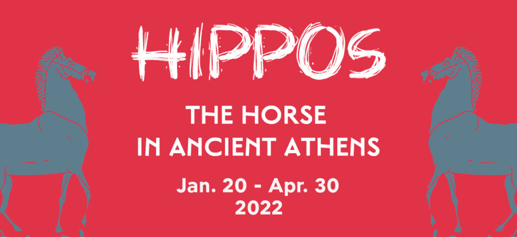Das Plakat der Ausstellung "Hippos: The Horse in Ancient Athens" zeigt einen roten Hintergrund, auf dem sich in weißer Schrift der Namen der Ausstellungen und der Zeitraum befinden. Am Rand ist jeweils ein Pferd in grauer Farbe abgebildet.