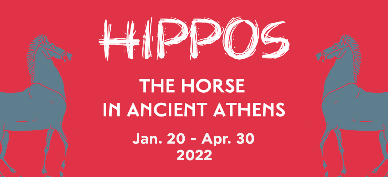 Plakat der Ausstellung "Hippos: The Horse in Ancient Athens" zeigt einen roten Hintergrund, auf dem sich in weißer Schrift der Namen der Ausstellungen und der Zeitraum befinden. Am Rand ist jeweils ein Pferd in grauer Farbe abgebildet.