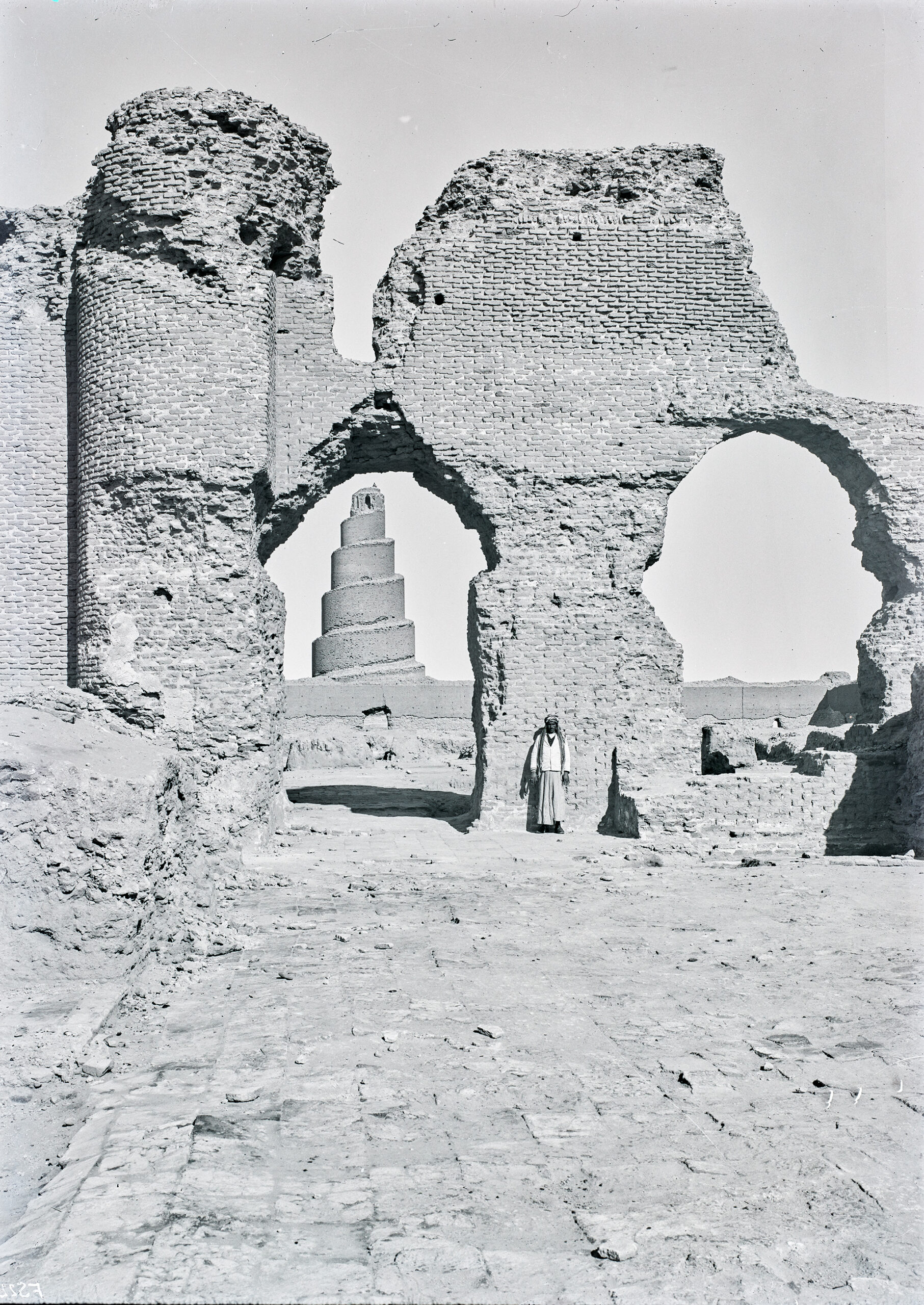 Südfront der Großen Moschee in Samarra, von der nur noch die Wände erhalten sind.