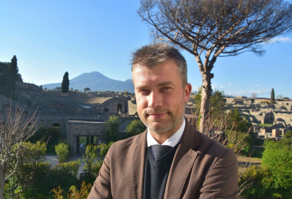 Porträt von Dr. Gabriel Zuchtriegel, im Hintergrund Pompeji.