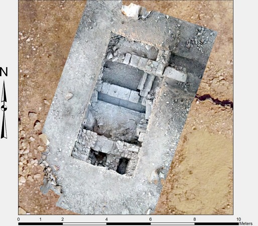 Zu sehen ist eine Luftbildaufnahme des Grabungsschnittes TT.III (angelegt in der zweiten Forschungssaison), in dem der Hauptkanal gefunden wurde.