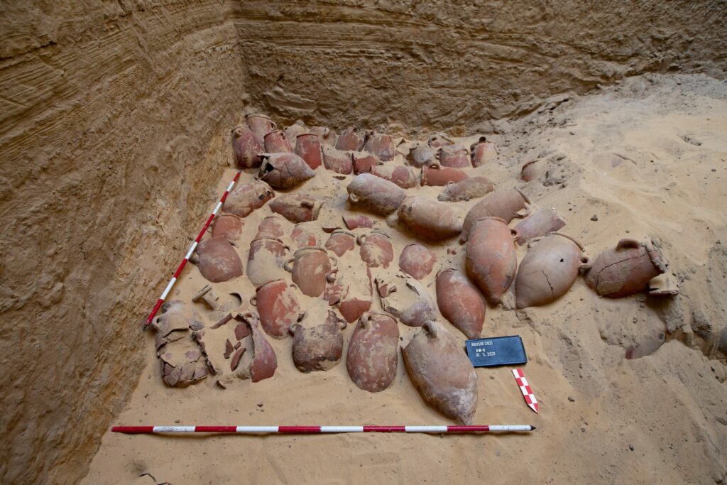 Cluster mit einigen der über 370 großen Balsamierungsgefäße aus der Grabanlage eines gewissen Wahibre-mery-Neith.