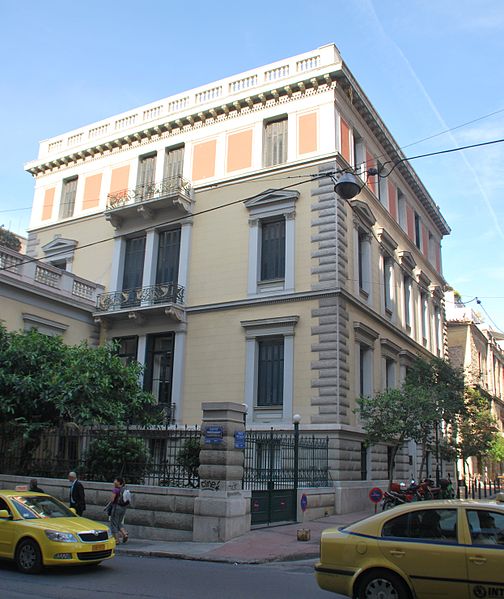 Zu sehen ist die Außenfassade des DAI in Athen, fotografiert von der gegenüberliegenden Straßenseite.