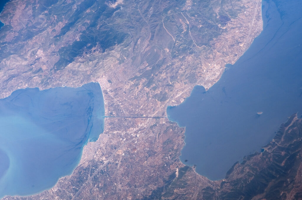 Blick auf den Isthmus von Korinth, die Landenge zwischen der Peloponnes und dem restlichen Griechenland. In der Mitte der neuzeitliche Kanal von Korinth.