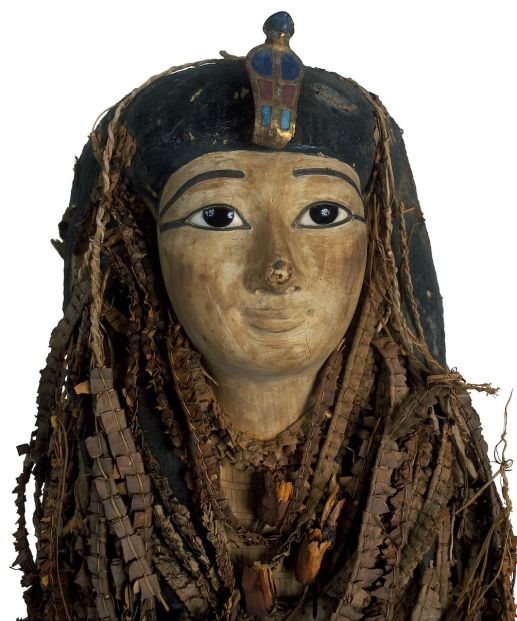 Die Mumie Amenhoteps I mit Totenmaske und Blumengirlanden.