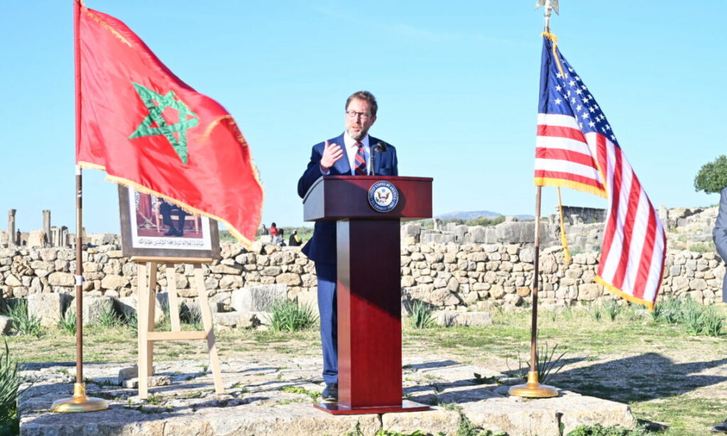 Der US-amerikanische Botschafter in Rabat, David Greene, eröffnet das Förderprogramm zur Mosaikenrestaurierung in Volubilis.