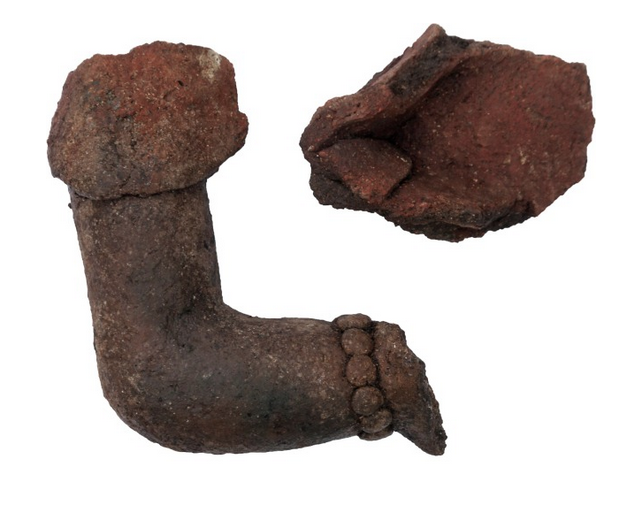 Mit Armreif geschmückter Arm einer Keramikfigurine aus einer Doline der Yucatan-Halbinsel.