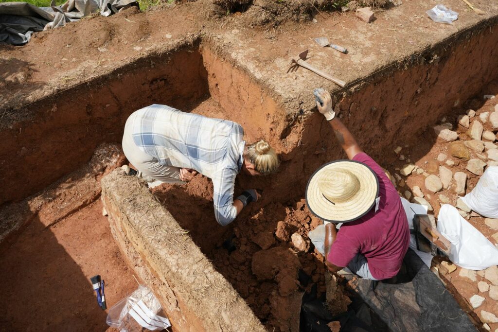 Archäologische Grabung auf der Krone des Erdwerks Ngerbuns el Bad.