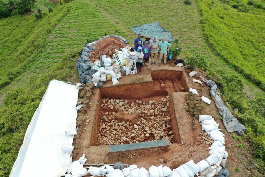Das Grabungsteam an der freigelegten Bestattungsanlage auf der Krone des Erdwerks Ngerbuns el Bad.