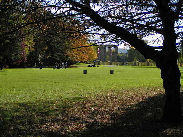 Blick in den Palastgarten von Trier. Im Hintergrund sind die Ruinen der Kaiserthermen zu sehen.