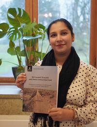 Sidra Gulzar mit ihrer jüngst verteidigten Dissertation.