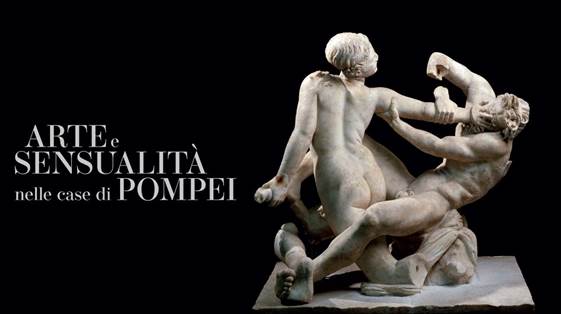 Ausstellungsplakat zu "Arte e Sensualità nelle case di Pompei": Zu sehen ist eine Statuengruppe. Eine nackte Person wehrt einen Faun/Silen ab.