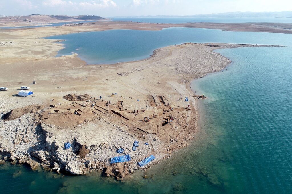 Fotografie von Kemune am Tigris: Die Siedlung befindet sich direkt am Ufer des Stausees. Zu sehen sind die Fundamente bzw. die Überreste von Mauern.