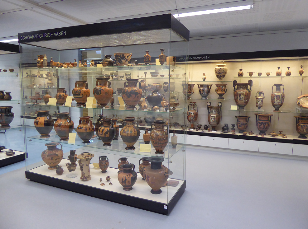 Zu sehen ist ein Teil der Vasen im Akademischen Museum. Die Vitrinen sind jeweils nach Region oder Dekor geordnet.