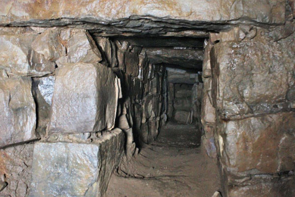 3.000 Jahre alter zeremonieller Tunnel