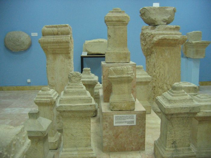 Die Altäre mit der Inschrift "Er, dessen Name für immer gesegnet ist" im Museum von Palmyra.