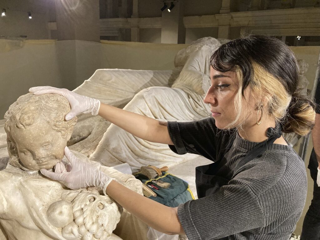 Konservatoren des V&A arbeiten im Istanbuler Archäologiemuseum daran, den Kopf des Eros wieder am Sidamara-Sarkophag zu befestigen. 
