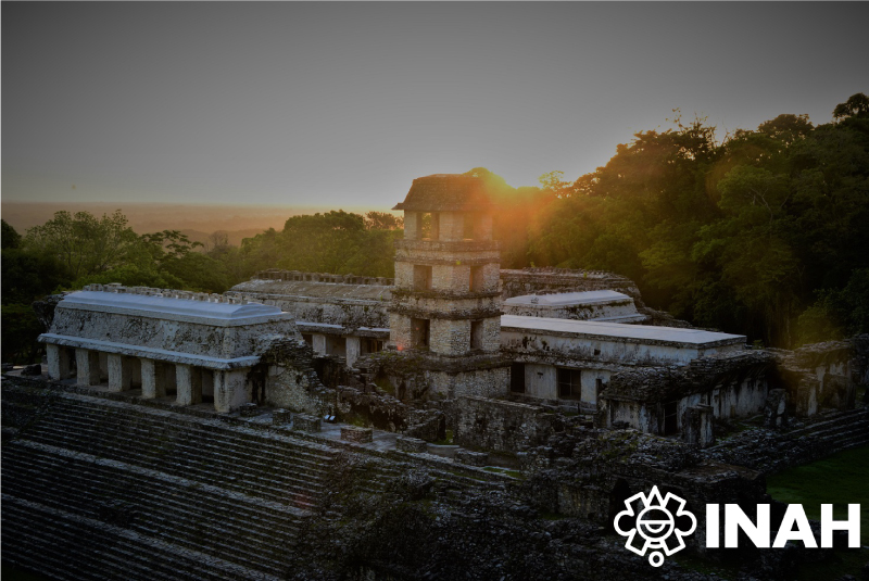 Der Palast von Palenque vom Tempel der Inschriften aus gesehen.