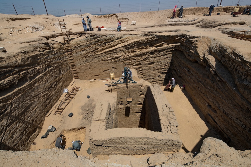 Ausgrabung des Grabschachts, der von einer Lehmziegelstruktur umgeben ist.